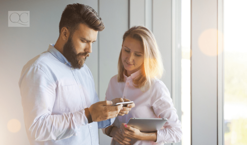 Pinterest article, woman with male client, looking at phone