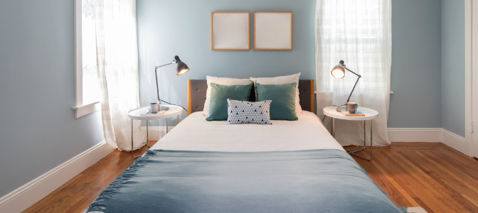 A wooden bed and a blue color scheme create a bedroom with good feng shui