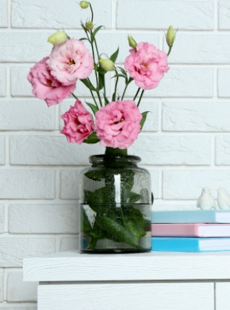 According to the principles of feng shui, fresh flowers lift the energy in a room