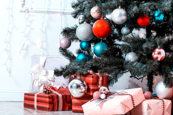 Decorating the christmas tree ideas and perfectly wrapped presents