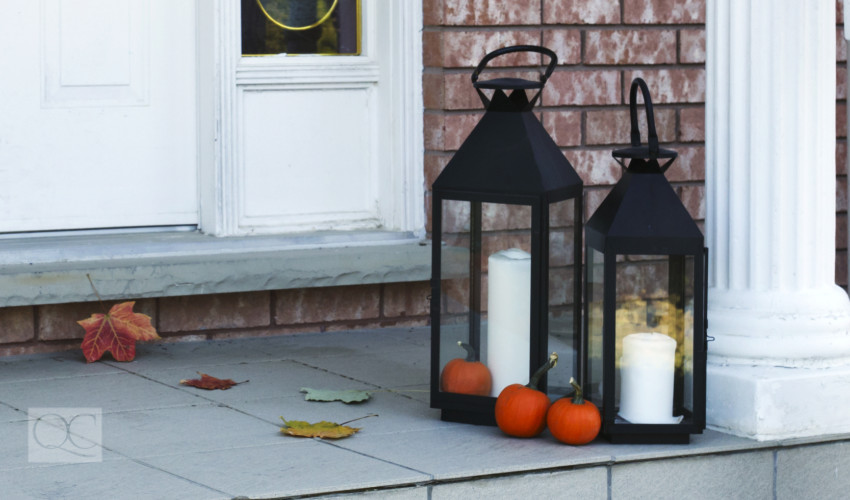 lanterns on steps outside of home with battery powered lights